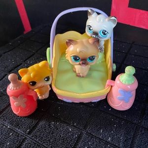 Littlest pet shop| bottle feeder cats with bottle drinking ability